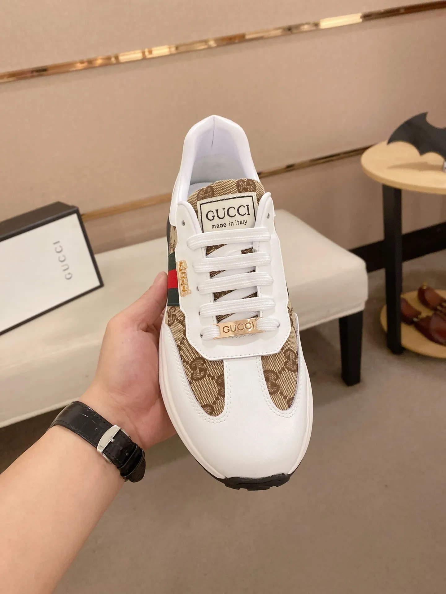 Men's shoes 💰 462💰The new GUCCI (Gucci) counters are launched simultaneously. The new men's shoes, 😘fabrics are selected from imported cowhide, and the lining is sheepskin lining. 👍🏿 High-end ☄️ air-cushion molded anti-slip rubber outsole, exquisite lines, simple and elegant, comfortable and high-end for leisure travel. Code number: 38 to 44 (45 can be customized and cannot be returned or exchanged)